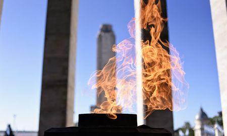 monumento a la bandera: reencienden la llama votiva tras dos anos de restauracion monumento a la bandera: reencienden la llama votiva tras dos anos de restauracion