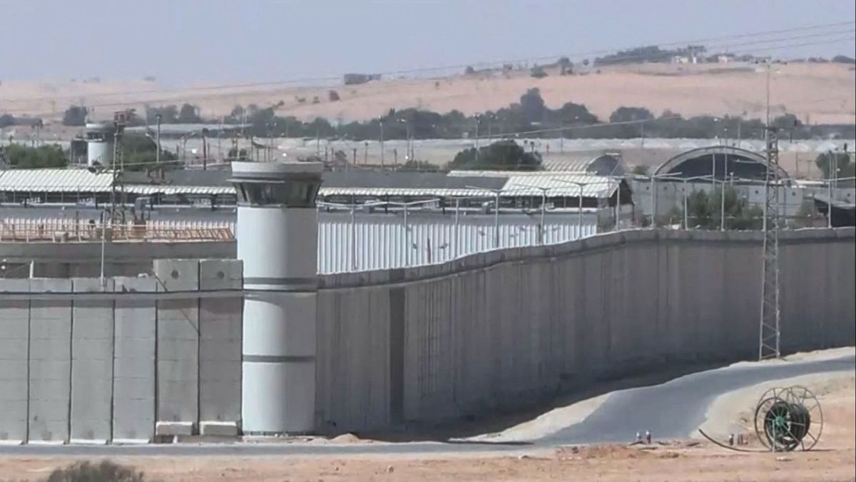 Vista de la cárcel de Saharonim, a 70 kilómetros de Beerseva, en pleno desierto israelí. Vista de la cárcel de Saharonim, a 70 kilómetros de Beerseva, en pleno desierto israelí.