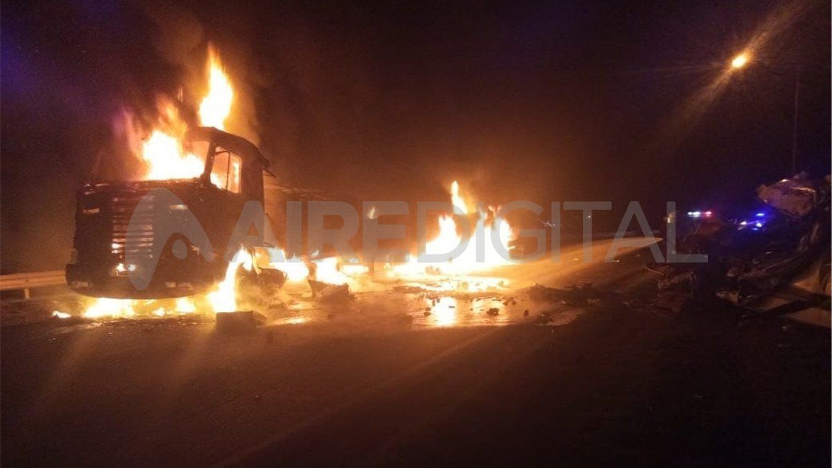 Se incendió un camión luego de chocar contra una trafic sobre la Ruta Nacional N° 11