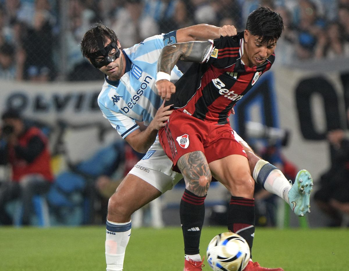 Racing venci&oacute; 3 a 2 a River en el Cilindro por los octavos de final del Torneo Clausura.