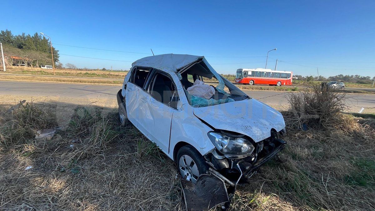 El chasis del auto quedó a la vera de la avenida tras el vuelco fatal. El chasis del auto quedó a la vera de la avenida tras el vuelco fatal.