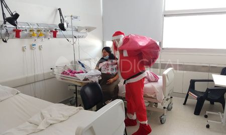 Papá Noel entrega regalos en el Hospital Iturraspe Papá Noel entrega regalos en el Hospital Iturraspe