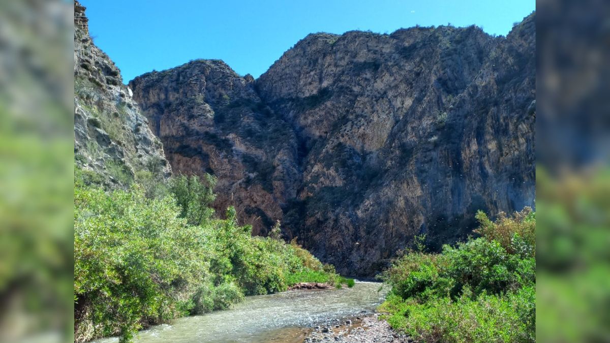 Las aguas verdes de Agua Hedionda, rodeadas de formaciones rocosas rojizas, ofrecen un entorno tranquilo y curativo, ideal para descansar y conectarse con la naturaleza. Las aguas verdes de Agua Hedionda, rodeadas de formaciones rocosas rojizas, ofrecen un entorno tranquilo y curativo, ideal para descansar y conectarse con la naturaleza.