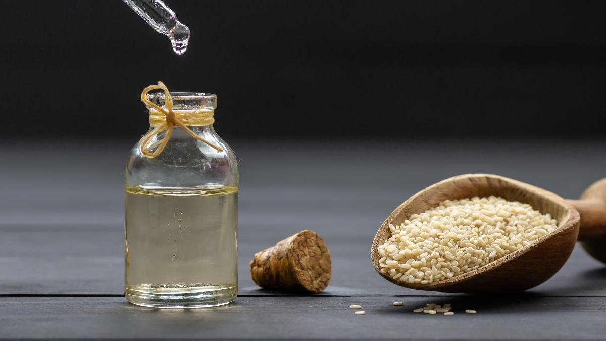 El aceite de sésamo tiene muchísimas propiedades que ayudan a nuestra salud.