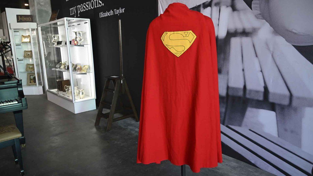La capa de Superman y la pipa de Bilbo se subastarán en Hollywood