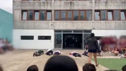 Polémico acto escolar en Ramos Mejía: simularon un tiroteo para presentar sus buzos de egresados