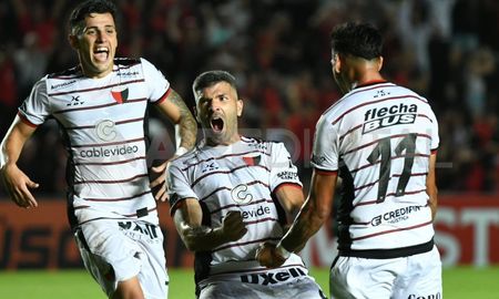 Con goles de Gigliotti y Sanguina, Colón logró un triunfo vital ante Nueva Chicago. Con goles de Gigliotti y Sanguina, Colón logró un triunfo vital ante Nueva Chicago.