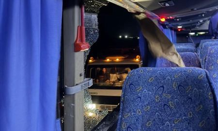 Rompieron micros de hinchas Boca cuando regresaba de Chile tras el partido por Copa Libertadores. Rompieron micros de hinchas Boca cuando regresaba de Chile tras el partido por Copa Libertadores.