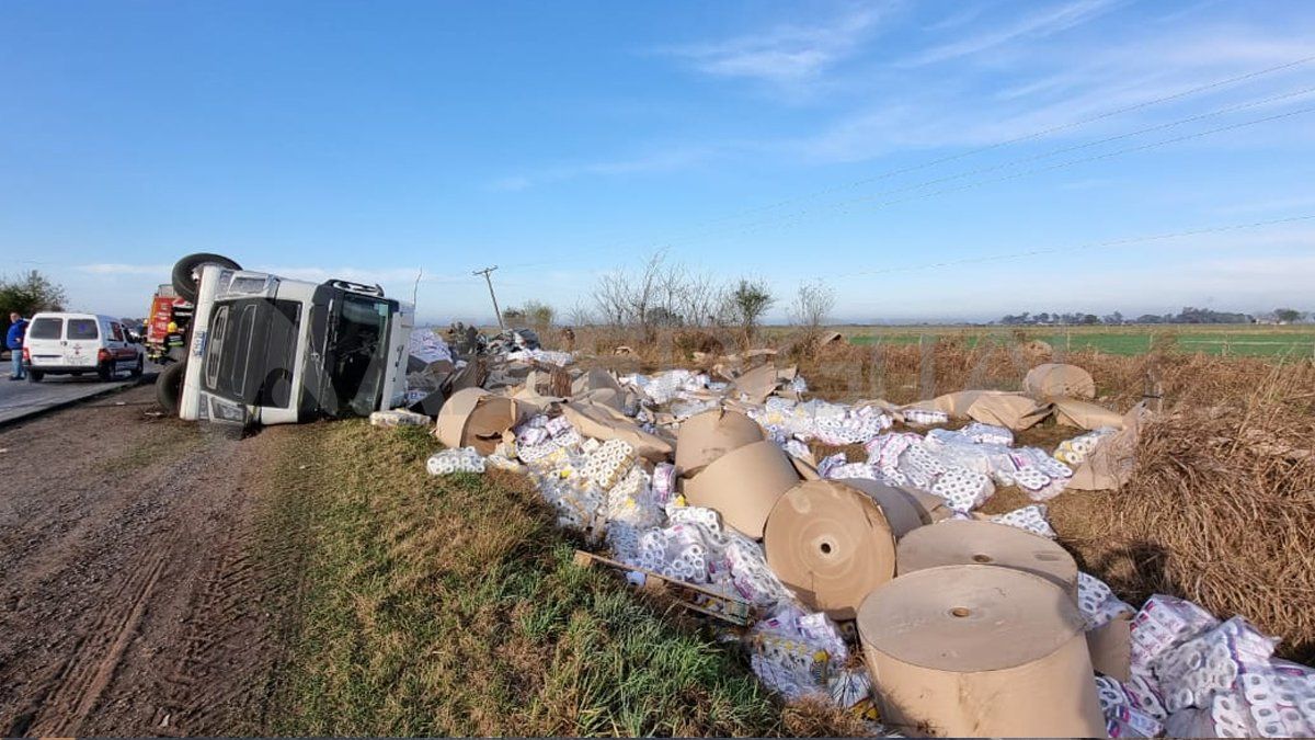 El camión volcó y su cargamento de rollos y bobinas de papel quedó tendida en la banquina.