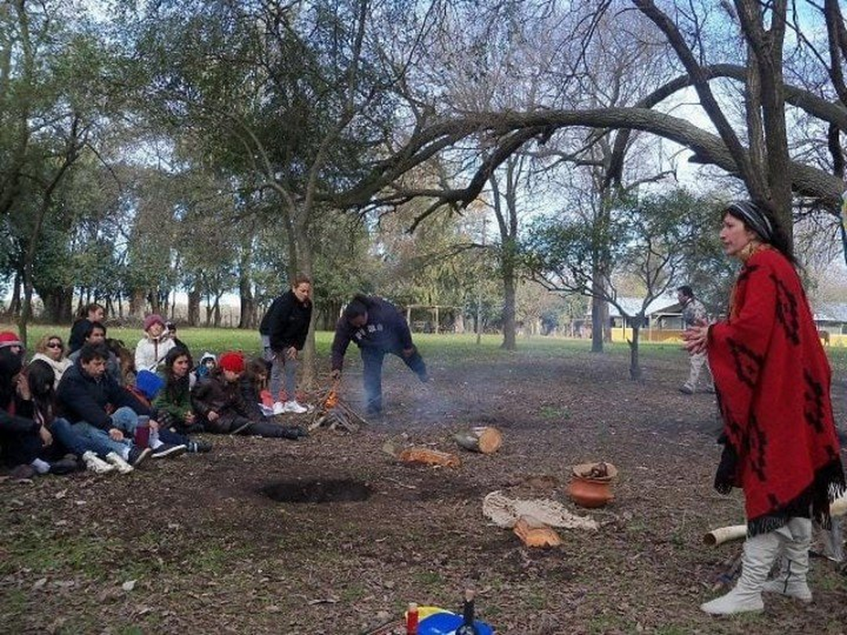 Flavia Carrión, directora de la Escuela de Espiritualidad Natural, durante la celebración de la Pachamama.