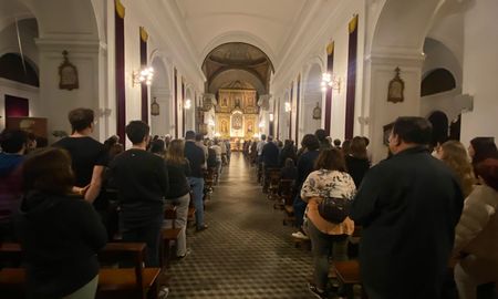 La misa se realizó este lunes por la noche y congregó a una gran cantidad de fieles. La misa se realizó este lunes por la noche y congregó a una gran cantidad de fieles.