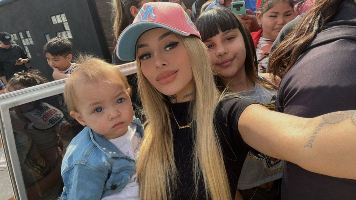 Tamara Báez se sacó fotos con la gente.