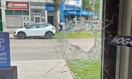 Robo en un comercio de Avenida General Paz: rompió la vidriera y se llevó lo que pudo pasar entre las rejas Robo en un comercio de Avenida General Paz: rompió la vidriera y se llevó lo que pudo pasar entre las rejas