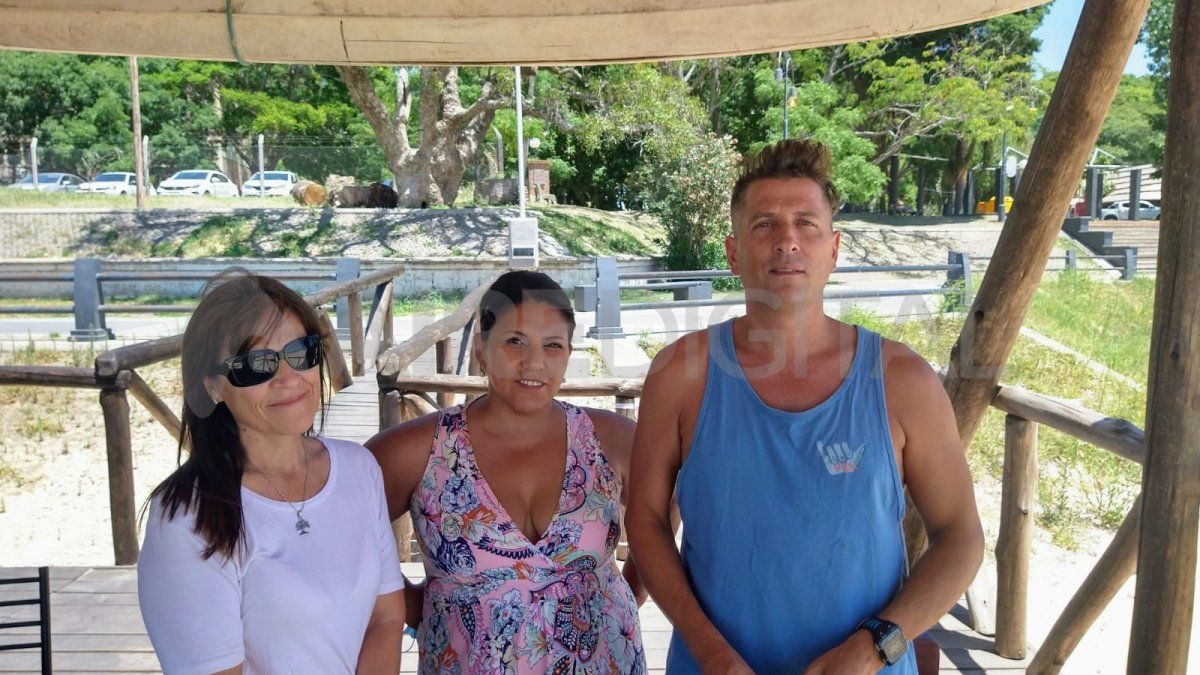 Javier Maillo dirige al grupo de personas que construye el canal de escape para los peces que quedaron atrapados en la Laguna Setúbal.