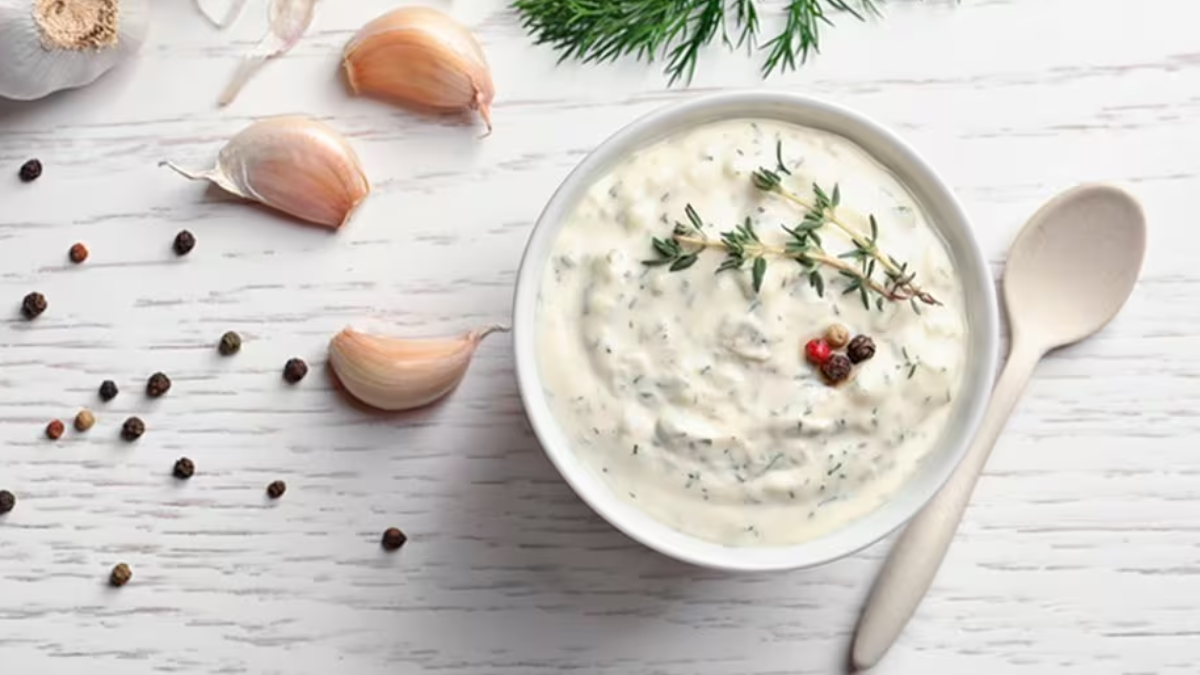 Cómo hacer mayonesa de ajo casera: la receta más sencilla y rica con pocos ingredientes