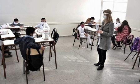 Debate y polémica en la Legislatura por la decisión de eliminar la repitencia en el nivel secundario. Debate y polémica en la Legislatura por la decisión de eliminar la repitencia en el nivel secundario.