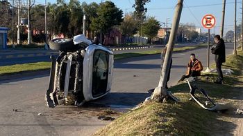 Perdió el control del auto, chocó contra un poste y volcó en avenida Blas Parera