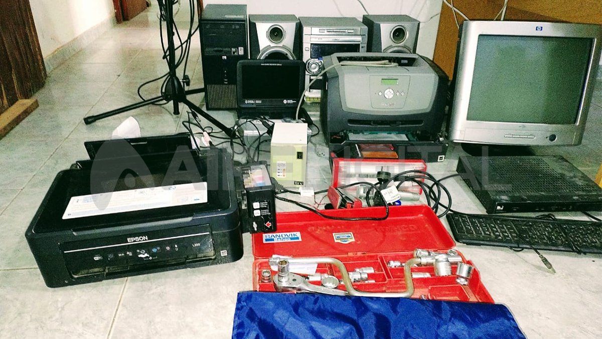 En el allanamiento se recuperaron los elementos que fueron denunciados por la directora de la escuela