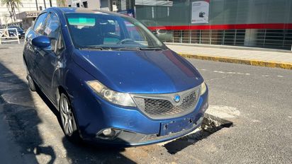 Santa Fe: una conductora cayó en un pozo que no estaba señalizado en pleno centro