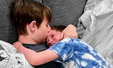 Ian abrazó a su hermano menor mientras le contaba sobre su cáncer terminal. Ian abrazó a su hermano menor mientras le contaba sobre su cáncer terminal.