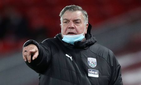 Sam Allardyce, entrenador del West Brom, pide detener la Premier League por la segunda ola de contagios de coronavirus en Gran Bretaña. Sam Allardyce, entrenador del West Brom, pide detener la Premier League por la segunda ola de contagios de coronavirus en Gran Bretaña.