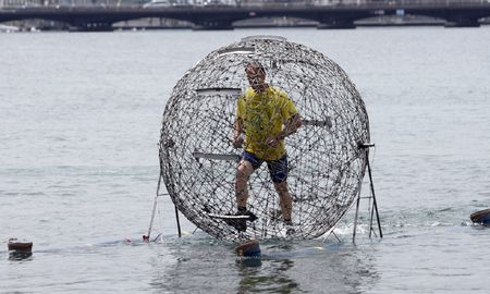 Hombre caminó 1.500 kilómetros por Europa en el interior de una bola de acero para concienciar sobre el cambio climático. Hombre caminó 1.500 kilómetros por Europa en el interior de una bola de acero para concienciar sobre el cambio climático.