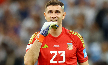 Los guantes que Dibu Martínez usó en la final de Mundial Qatar 2022 fueron subastados a beneficio de la Fundación Garrahan. Los guantes que Dibu Martínez usó en la final de Mundial Qatar 2022 fueron subastados a beneficio de la Fundación Garrahan.