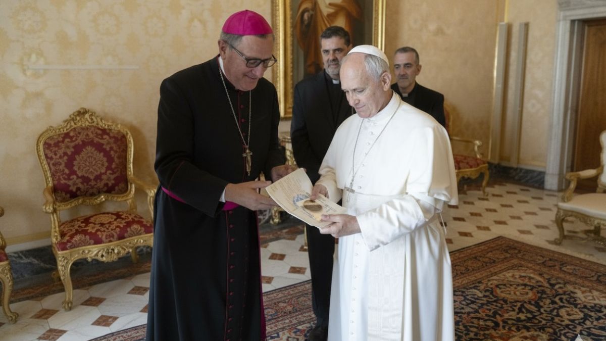 El Monse&ntilde;or Eliseo Mart&iacute;n le entreg&oacute; a la m&aacute;xima autoridad eclesi&aacute;stica la medalla conmemorativa del Tricentenario de la ciudad de Rosario, y una carta del intendente Pablo Javkin.&nbsp;