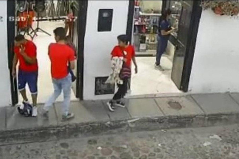 Colombia: un hombre mató a otro por tropezarse sin querer en una vereda y tumbarle el casco