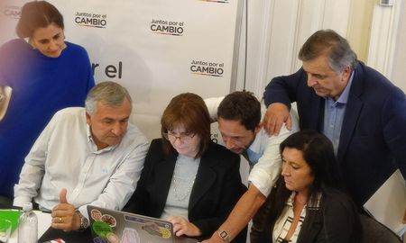 La coalición opositora Juntos por el Cambio (JxC) llamó este domingo a la templanza de todas las fuerzas políticas, sociales y económicas del país, en un comunicado difundido un día después de la renuncia del ministro de Economía, Martín Guzmán. La coalición opositora Juntos por el Cambio (JxC) llamó este domingo a la templanza de todas las fuerzas políticas, sociales y económicas del país, en un comunicado difundido un día después de la renuncia del ministro de Economía, Martín Guzmán.