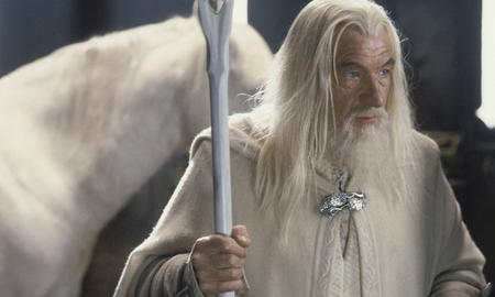 La trama se situará miles de años antes de los eventos narrados en The Hobbit y en la historia de J. R. R. Tolkien, que se convirtió en una trilogía para el cine. La trama se situará miles de años antes de los eventos narrados en The Hobbit y en la historia de J. R. R. Tolkien, que se convirtió en una trilogía para el cine.