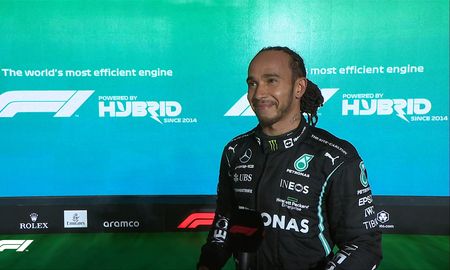 Lewis Hamilton ganó el GP de Qatar y sigue peleando cabeza a cabeza con Max Verstappen en el campeonato de la Fórmula 1. Lewis Hamilton ganó el GP de Qatar y sigue peleando cabeza a cabeza con Max Verstappen en el campeonato de la Fórmula 1.