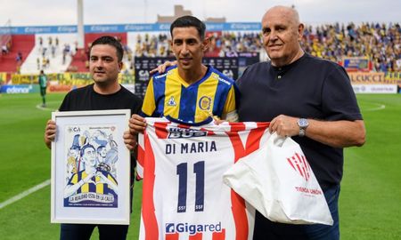 Ángel Di María recibió la camiseta oficial de Unión con su nombre, otorgada por el presidente Luis Spahn. Ángel Di María recibió la camiseta oficial de Unión con su nombre, otorgada por el presidente Luis Spahn.