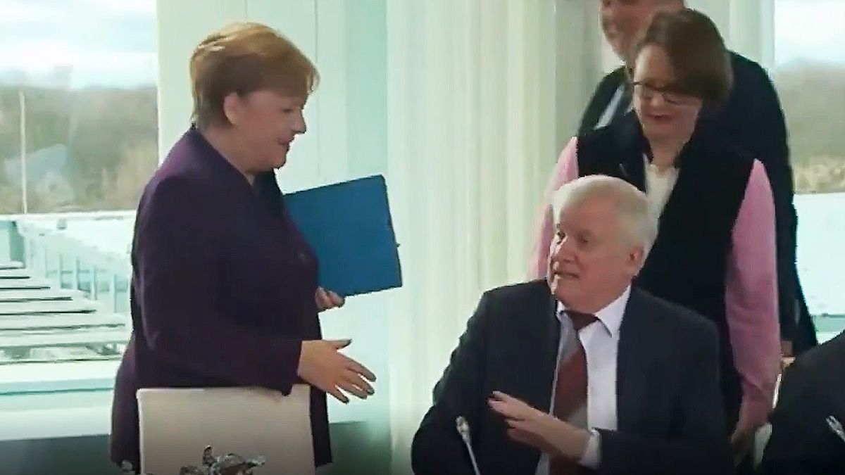 Cuando Merkel extendi&oacute; la mano para saludar a&nbsp;Horst Seehofer&nbsp;en una reuni&oacute;n sobre migraci&oacute;n en&nbsp;Berl&iacute;n