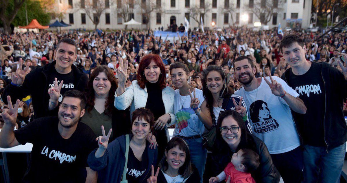 Cristina Kirchner junto a integrantes del Encuentro de Juventudes de La Cámpora. 