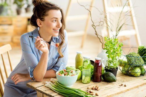 mujer ensalada.jpg