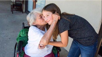 Una nena de 11 años logró cumplir los deseos de decenas de abuelos que viven en geriátricos