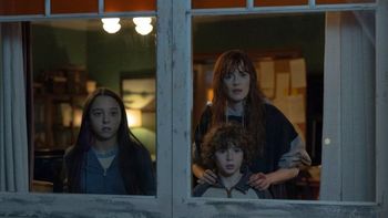 La serie de Netflix que causa furor: tiene ocho capítulos y un suspenso que no da respiro