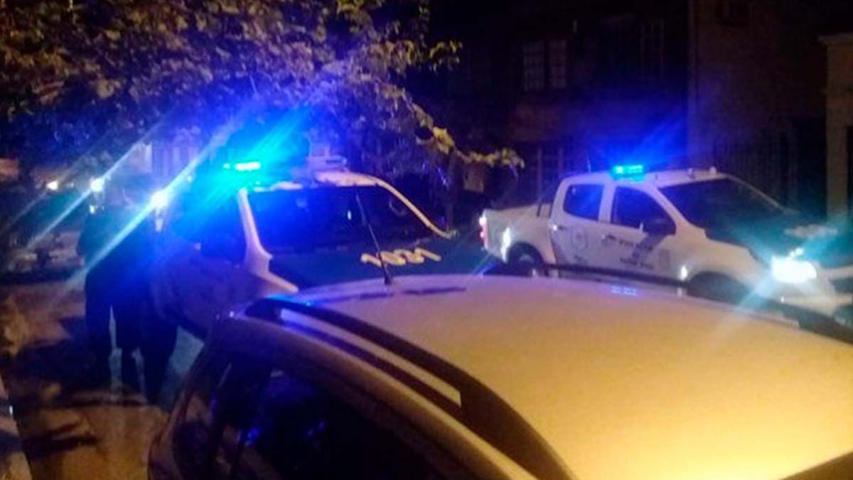 En una de las reuniones, la asistencia rondaba las 20 personas, y en la segunda, se estima que había más de 60 personas, aunque no se pudo precisar, debido a que comenzaron a escapar en motos y autos, ante la llegada de los móviles policiales.