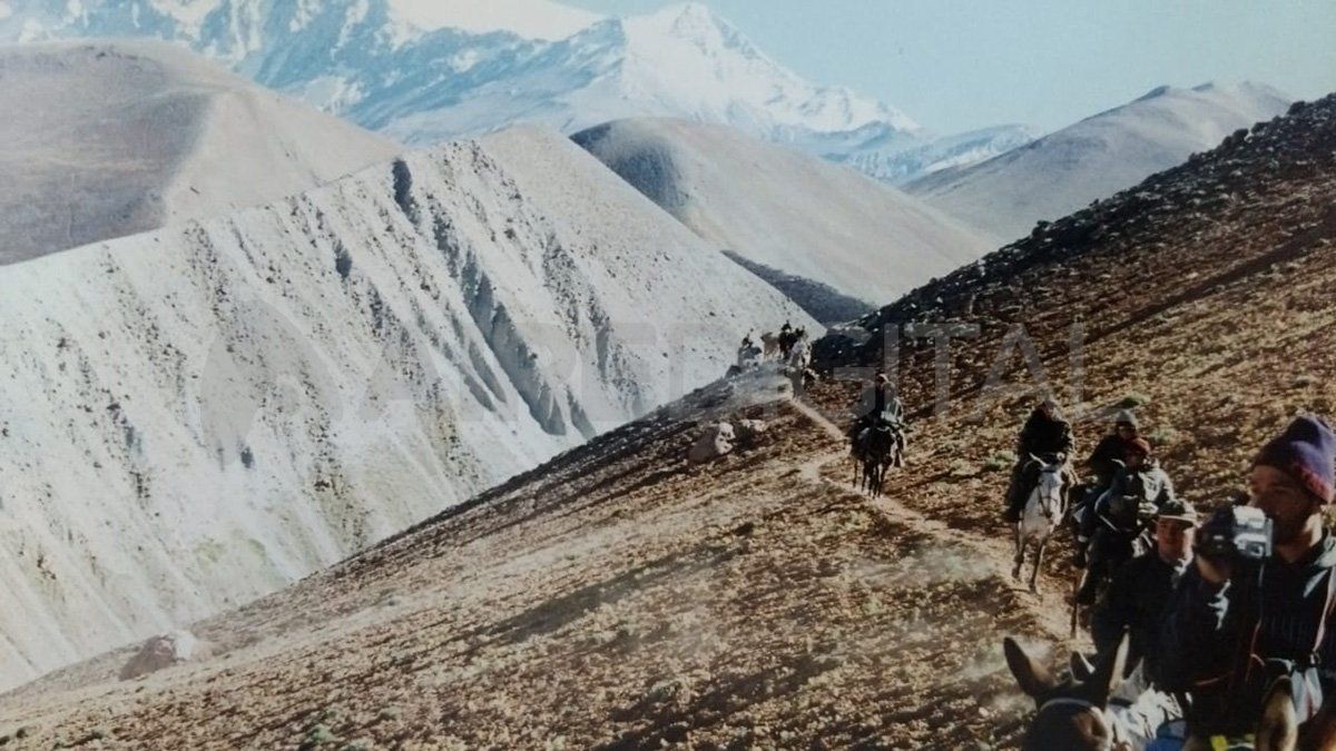 El cerro Yeso, bajando al Río Patos, pasando El Espinacito. A 40 kilómetros al sur está el Aconcagua.
