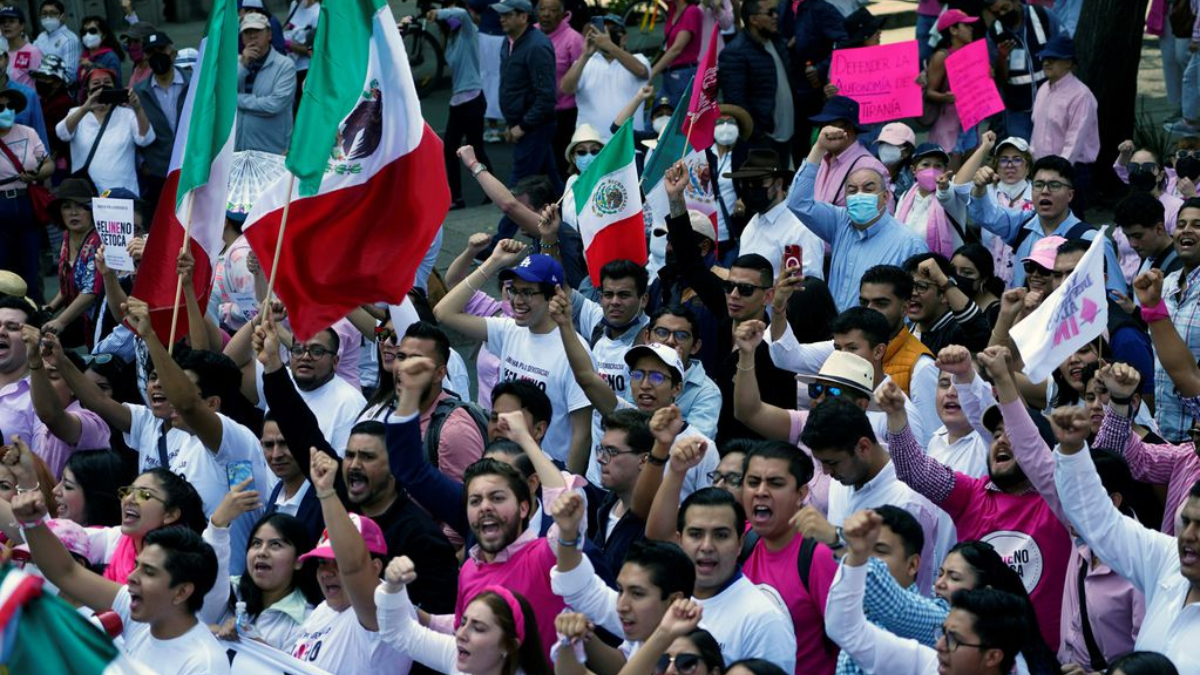 Masiva marcha en México contra la reforma electoral de López Obrador.