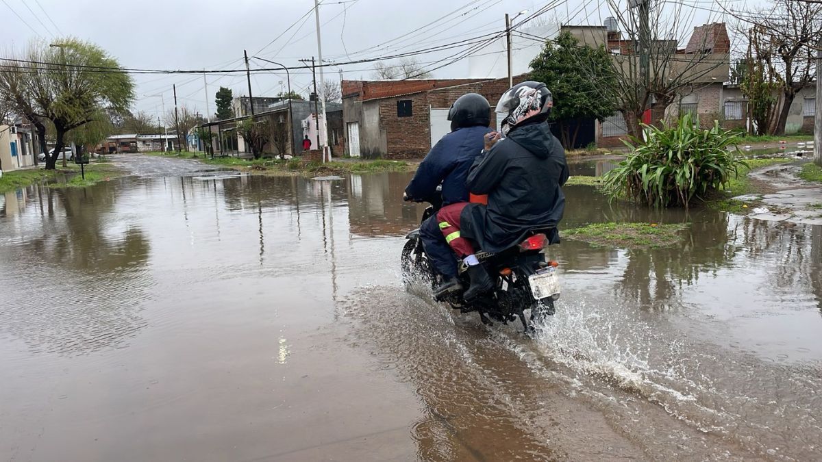 Las intensas lluvias que comenzaron en la madrugada de este martes provocaron importantes anegamientos en barrio Villa del Parque. Las intensas lluvias que comenzaron en la madrugada de este martes provocaron importantes anegamientos en barrio Villa del Parque.
