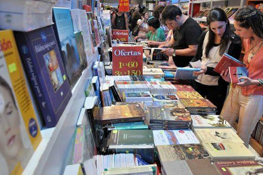 En los stands de librerías, países y distribuidoras se podrán encontrar varios sellos, pero también en los stands colectivos, esa modalidad que instalaron sellos medianos y pequeños para asegurar su participación en el evento.