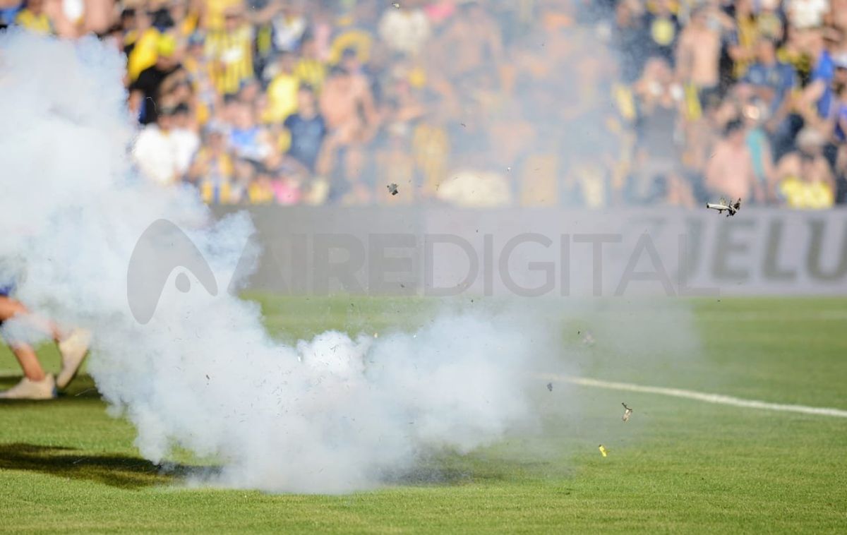 Las bombas de estruendo cayeron dentro del campo de juego. Las bombas de estruendo cayeron dentro del campo de juego.