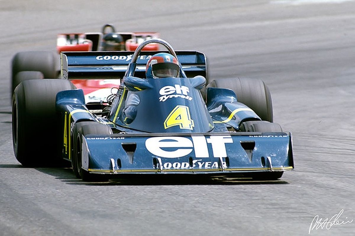 Con una distancia entre ejes ligeramente mayor y, sin la toma dinámica superior, el P34 debutó en el GP de España de 1976, en Jarama. Tyrrell presentó un solo auto de seis ruedas (al volante de Patrick Depailler, foto), que clasificó tercero pero, en la carrera, se despistó en la 25ª vuelta por una falla en los frenos.
