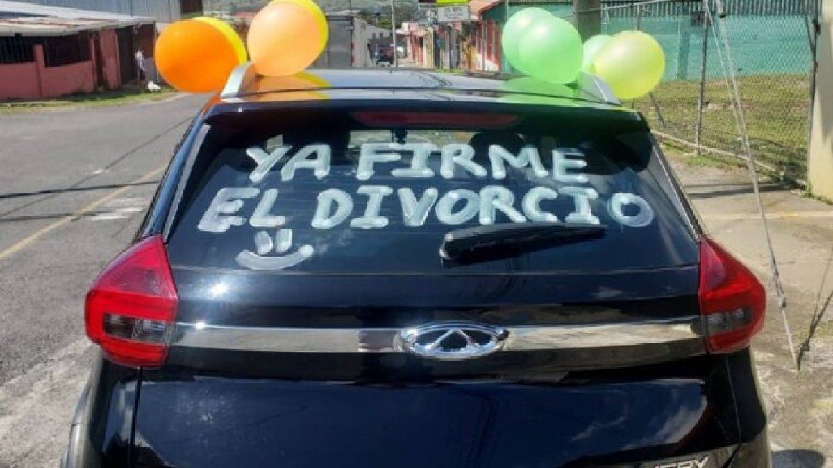 El bizarro festejo de separación que se hizo viral: Ya firmé el divorcio