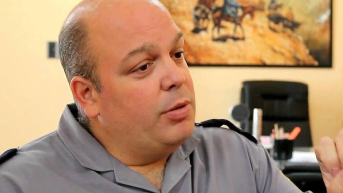 Se le atribuye a Andriozzi haber participado en el hecho por el cual funcionarios públicos policiales dispusieron que personal de la Policía lleve a cabo tareas de vigilancia de carteles de campaña del senador Traferri en las elecciones de 2017.