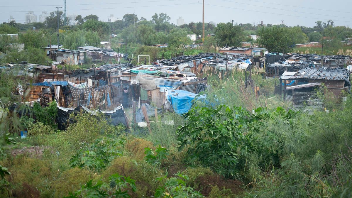 La multiplicación de viviendas precarias en zonas de reservorios en Barranquitas Sur, complica el funcionamiento del sistema de desagües de Santa Fe. La Municipalidad comienza un proceso de reubicación de familias. La multiplicación de viviendas precarias en zonas de reservorios en Barranquitas Sur, complica el funcionamiento del sistema de desagües de Santa Fe. La Municipalidad comienza un proceso de reubicación de familias.