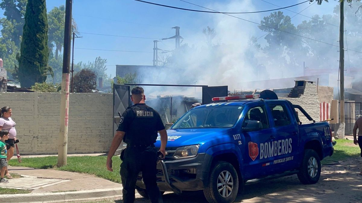 Los vecinos colaboraron de manera directa aportando baldes de agua para recargar la bomba de los bomberos y sostener el suministro.