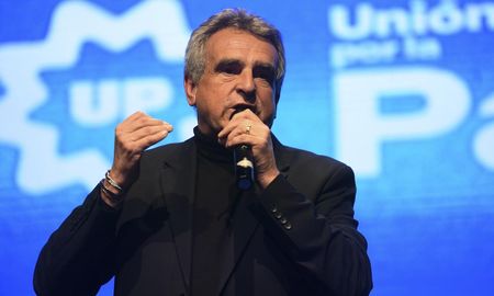 Para Rossi, la alianza del libertario y la líder del PRO (respaldada por Mauricio Macri) no es beneficiosa para la Argentina. Para Rossi, la alianza del libertario y la líder del PRO (respaldada por Mauricio Macri) no es beneficiosa para la Argentina.
